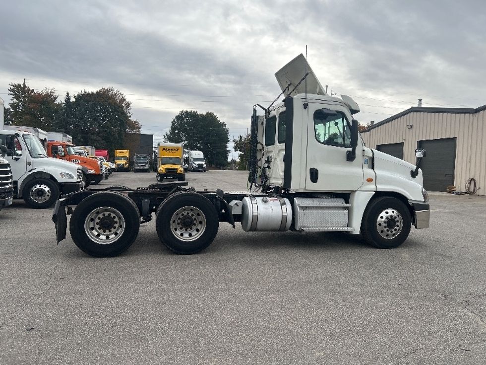 Day Cab Tractor-Heavy Duty Tractors-Freightliner-2019-Cascadia 12564ST-Middlefield-OH-481,052\n\t\tmiles-$ 30,250 - Image 8