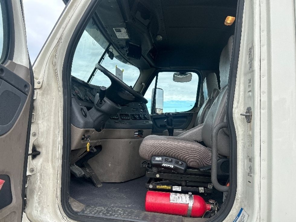 Day Cab Tractor-Heavy Duty Tractors-Freightliner-2019-Cascadia 12564ST-Middlefield-OH-481,052\n\t\tmiles-$ 30,250 - Image 9