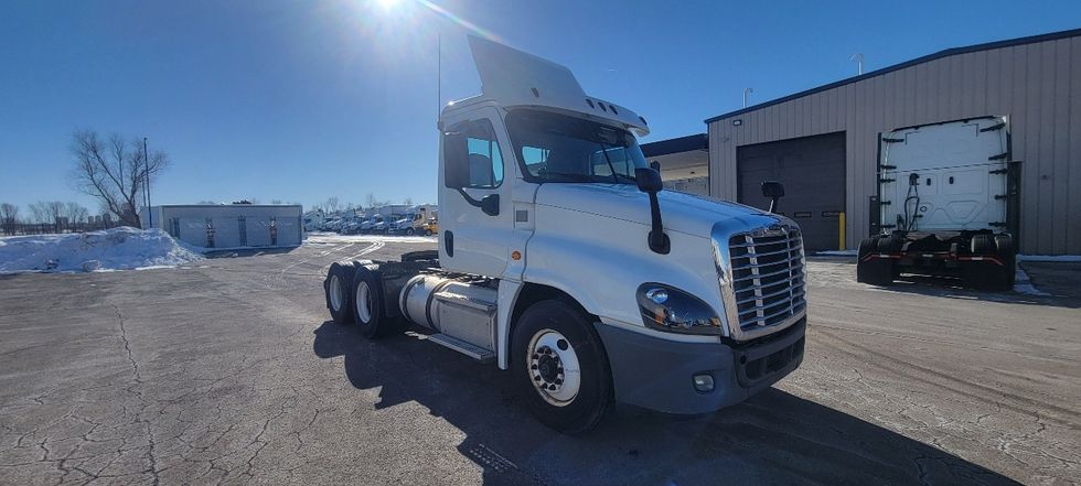 Day Cab Tractor-Heavy Duty Tractors-Freightliner-2019-Cascadia 12564ST-Middlefield-OH-518,453\n\t\tmiles-$ 32,500 - Image 1