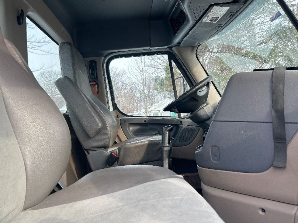 Day Cab Tractor-Heavy Duty Tractors-Freightliner-2019-Cascadia 12564ST-Middlefield-OH-518,453\n\t\tmiles-$ 32,500 - Image 14