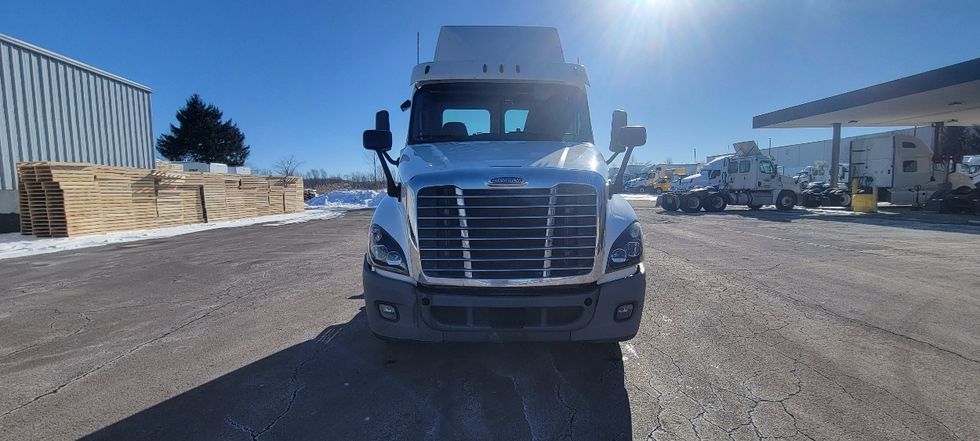 Day Cab Tractor-Heavy Duty Tractors-Freightliner-2019-Cascadia 12564ST-Middlefield-OH-518,453\n\t\tmiles-$ 32,500 - Image 2
