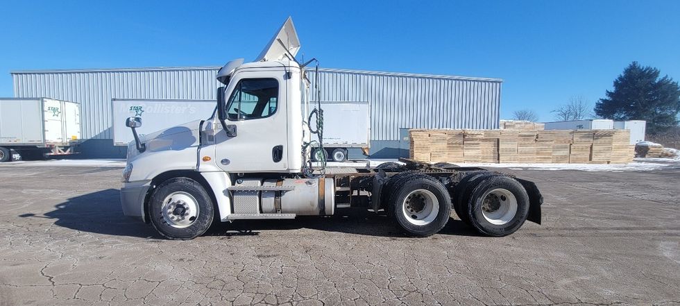 Day Cab Tractor-Heavy Duty Tractors-Freightliner-2019-Cascadia 12564ST-Middlefield-OH-518,453\n\t\tmiles-$ 32,500 - Image 4