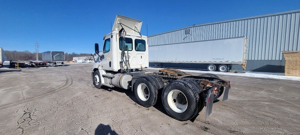 Day Cab Tractor-Heavy Duty Tractors-Freightliner-2019-Cascadia 12564ST-Middlefield-OH-518,453\n\t\tmiles-$ 32,500 - Image 5