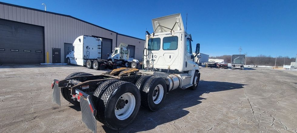 Day Cab Tractor-Heavy Duty Tractors-Freightliner-2019-Cascadia 12564ST-Middlefield-OH-518,453\n\t\tmiles-$ 32,500 - Image 7