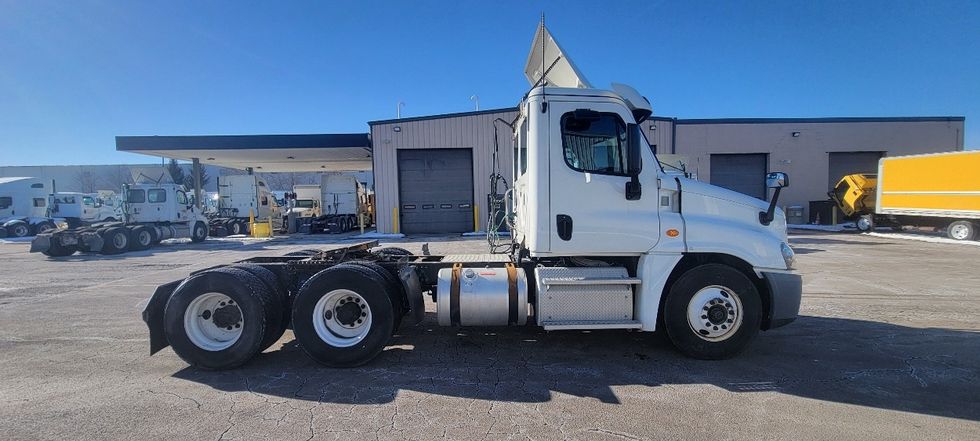 Day Cab Tractor-Heavy Duty Tractors-Freightliner-2019-Cascadia 12564ST-Middlefield-OH-518,453\n\t\tmiles-$ 32,500 - Image 8