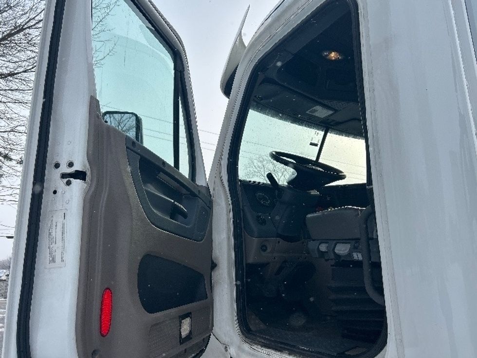 Day Cab Tractor-Heavy Duty Tractors-Freightliner-2019-Cascadia 12564ST-Middlefield-OH-518,453\n\t\tmiles-$ 32,500 - Image 9