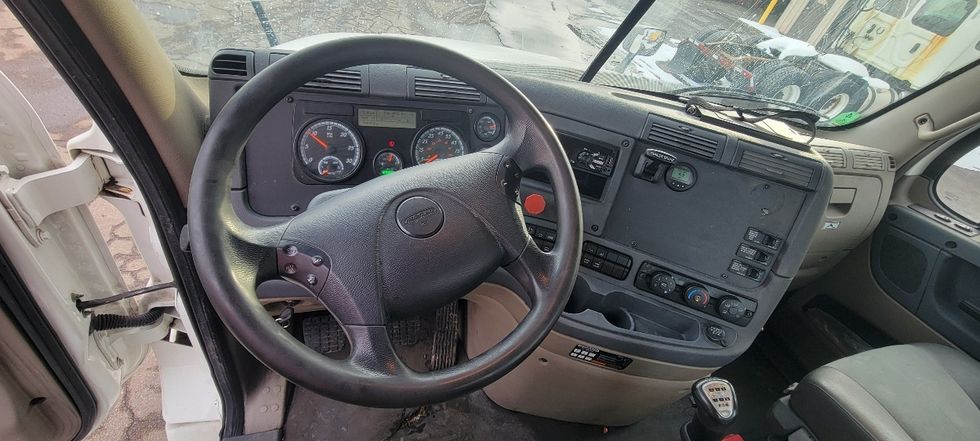 Day Cab Tractor-Heavy Duty Tractors-Freightliner-2019-Cascadia 12564ST-Middlefield-OH-549,939\n\t\tmiles-$ 29,500 - Image 11