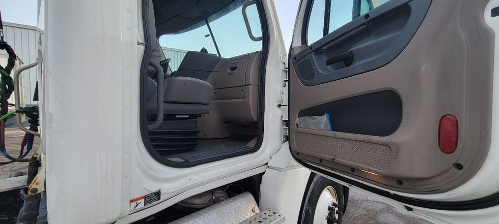 Day Cab Tractor-Heavy Duty Tractors-Freightliner-2019-Cascadia 12564ST-Middlefield-OH-549,939\n\t\tmiles-$ 29,500 - Image 12