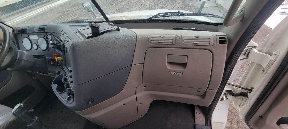 Day Cab Tractor-Heavy Duty Tractors-Freightliner-2019-Cascadia 12564ST-Middlefield-OH-549,939\n\t\tmiles-$ 29,500 - Image 13