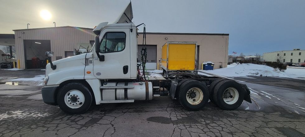 Day Cab Tractor-Heavy Duty Tractors-Freightliner-2019-Cascadia 12564ST-Middlefield-OH-549,939\n\t\tmiles-$ 29,500 - Image 4