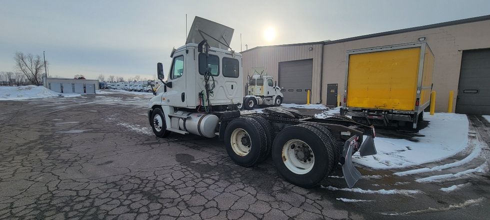 Day Cab Tractor-Heavy Duty Tractors-Freightliner-2019-Cascadia 12564ST-Middlefield-OH-549,939\n\t\tmiles-$ 29,500 - Image 5