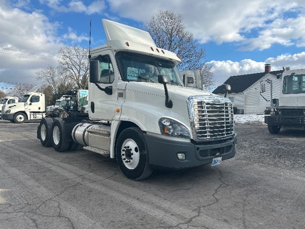 Day Cab Tractor-Heavy Duty Tractors-Freightliner-2019-Cascadia 12564ST-Middlefield-OH-556,893\n\t\tmiles-$ 29,250 - Image 1