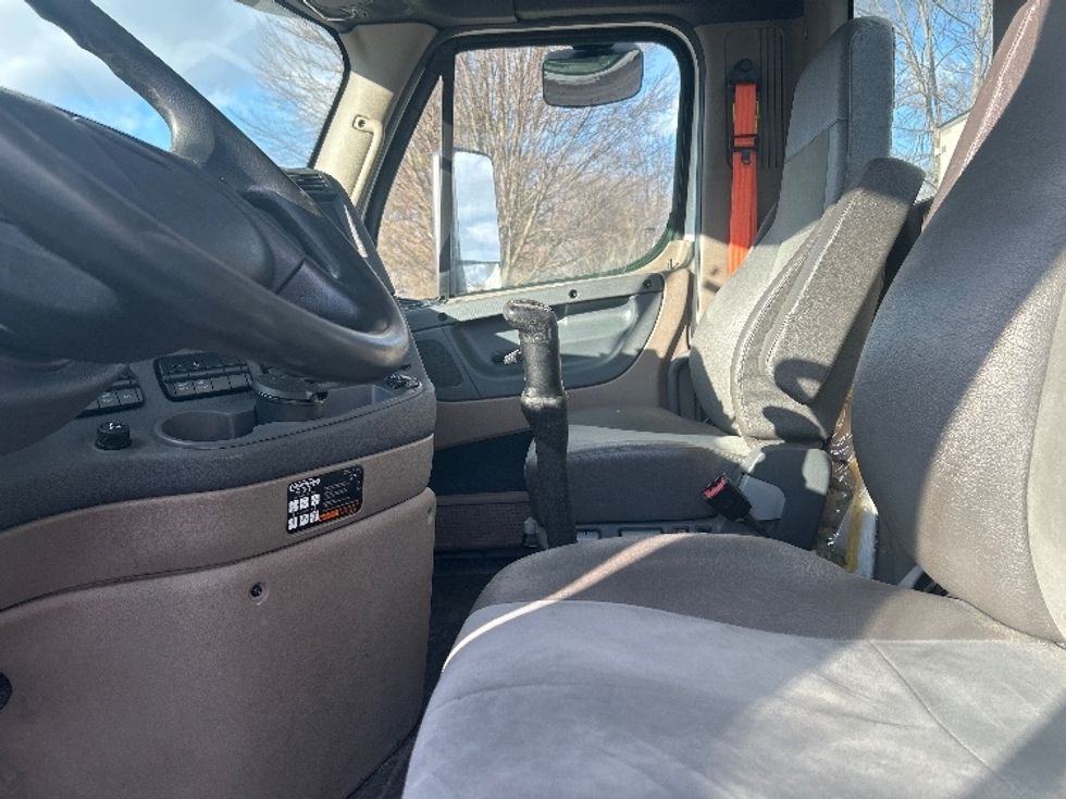 Day Cab Tractor-Heavy Duty Tractors-Freightliner-2019-Cascadia 12564ST-Middlefield-OH-556,893\n\t\tmiles-$ 29,250 - Image 10