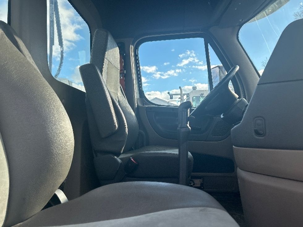 Day Cab Tractor-Heavy Duty Tractors-Freightliner-2019-Cascadia 12564ST-Middlefield-OH-556,893\n\t\tmiles-$ 29,250 - Image 14