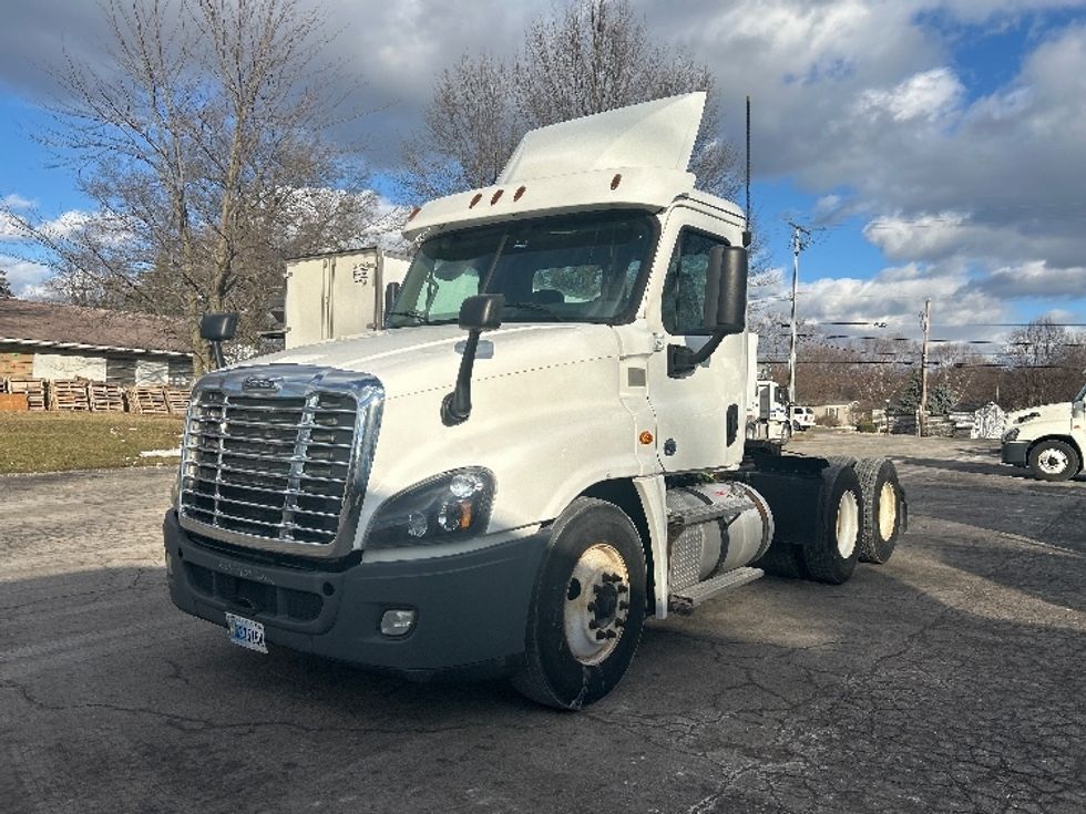 Day Cab Tractor-Heavy Duty Tractors-Freightliner-2019-Cascadia 12564ST-Middlefield-OH-556,893\n\t\tmiles-$ 29,250 - Image 3