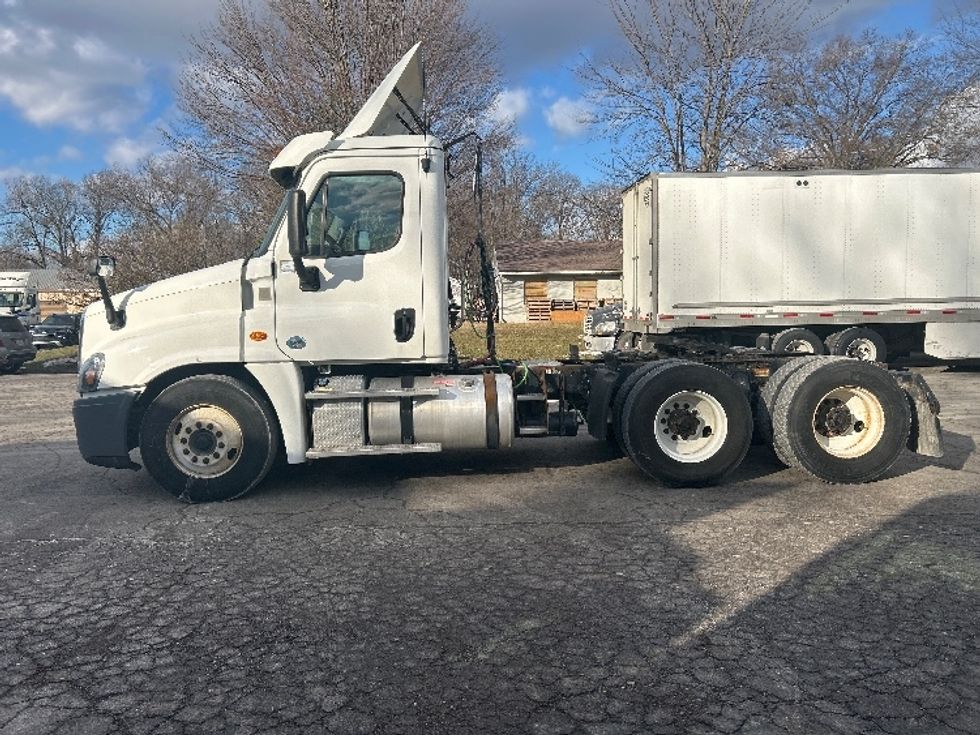 Day Cab Tractor-Heavy Duty Tractors-Freightliner-2019-Cascadia 12564ST-Middlefield-OH-556,893\n\t\tmiles-$ 29,250 - Image 4