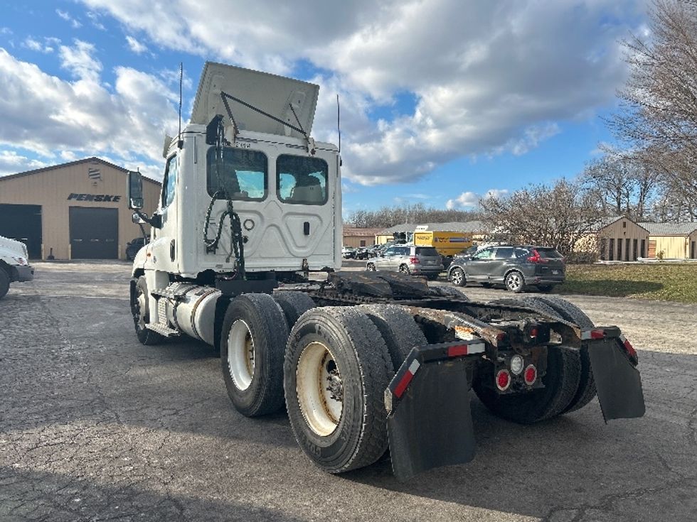 Day Cab Tractor-Heavy Duty Tractors-Freightliner-2019-Cascadia 12564ST-Middlefield-OH-556,893\n\t\tmiles-$ 29,250 - Image 5