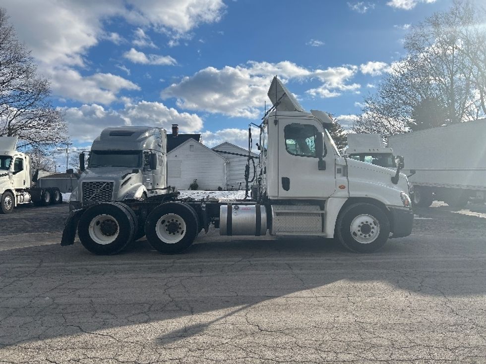 Day Cab Tractor-Heavy Duty Tractors-Freightliner-2019-Cascadia 12564ST-Middlefield-OH-556,893\n\t\tmiles-$ 29,250 - Image 8