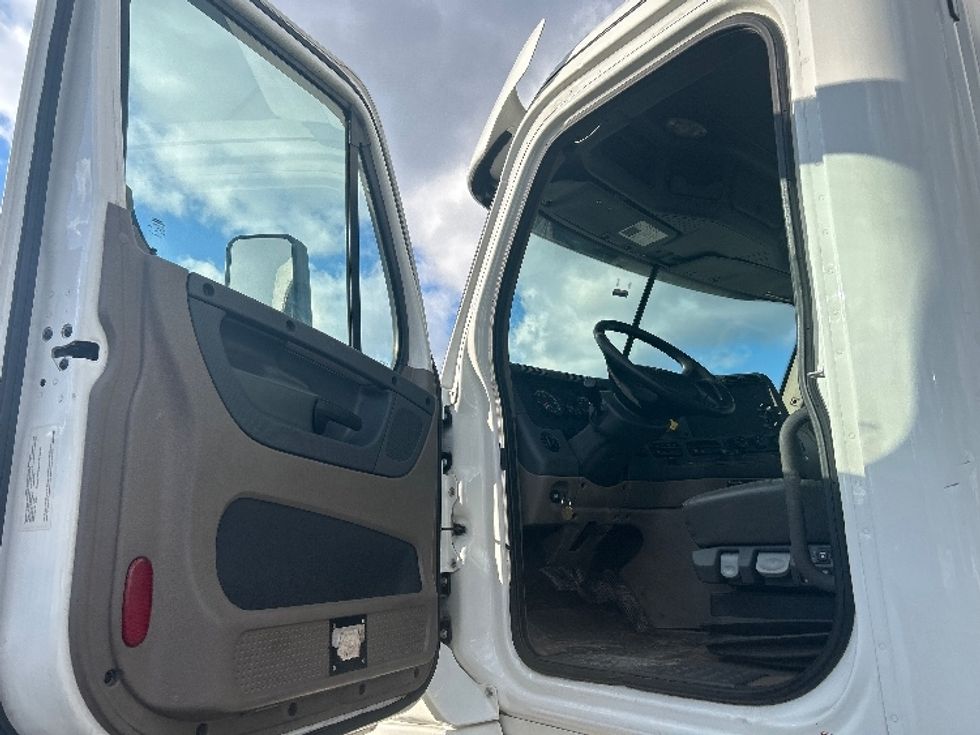 Day Cab Tractor-Heavy Duty Tractors-Freightliner-2019-Cascadia 12564ST-Middlefield-OH-556,893\n\t\tmiles-$ 29,250 - Image 9