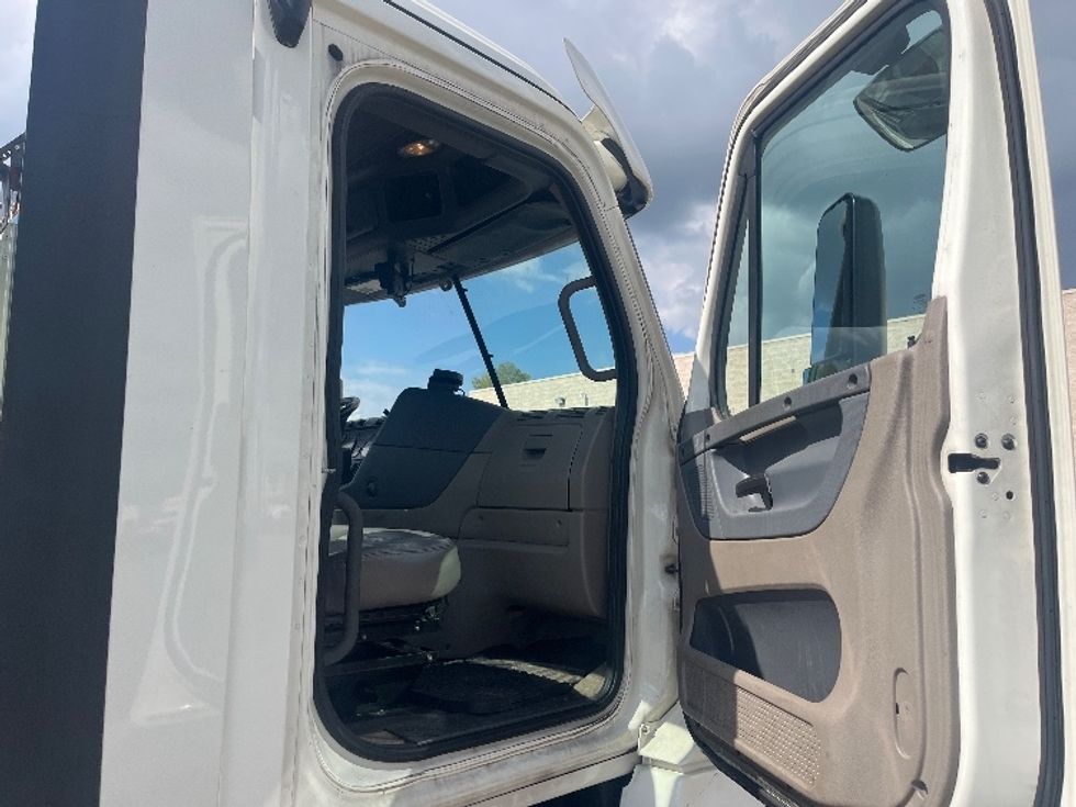 Day Cab Tractor-Heavy Duty Tractors-Freightliner-2019-Cascadia 12564ST-Middlefield-OH-565,537\n\t\tmiles-$ 24,250 - Image 12