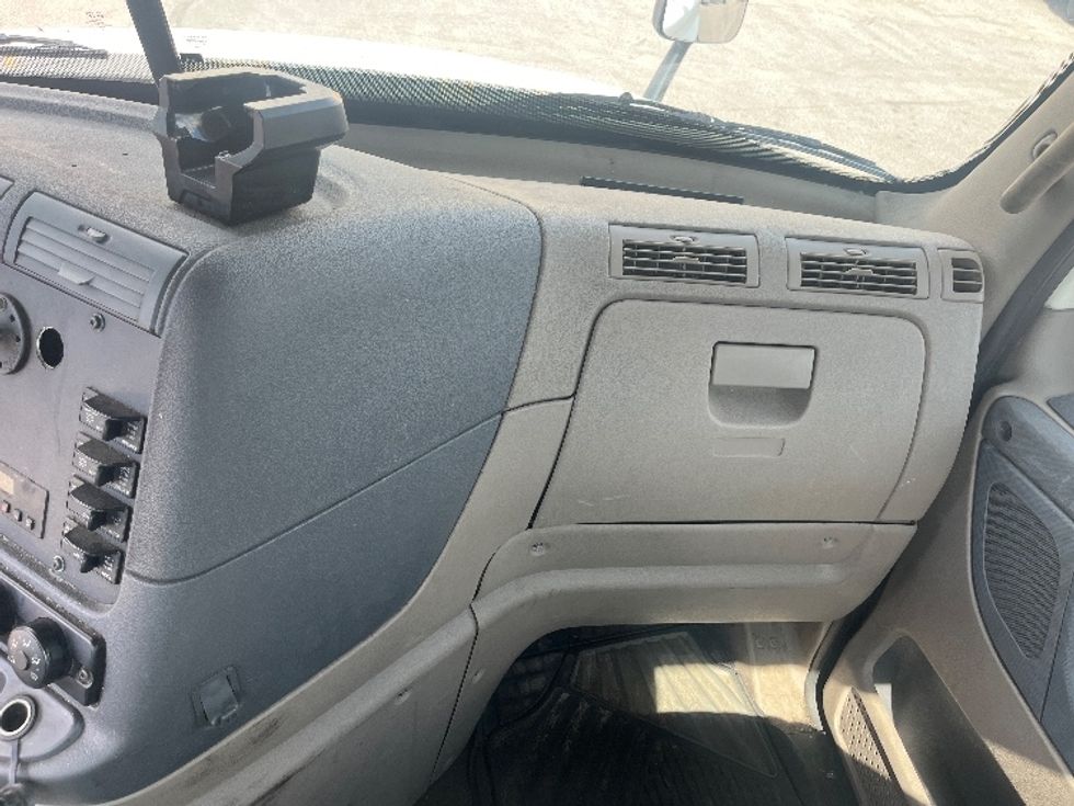 Day Cab Tractor-Heavy Duty Tractors-Freightliner-2019-Cascadia 12564ST-Middlefield-OH-565,537\n\t\tmiles-$ 24,250 - Image 13