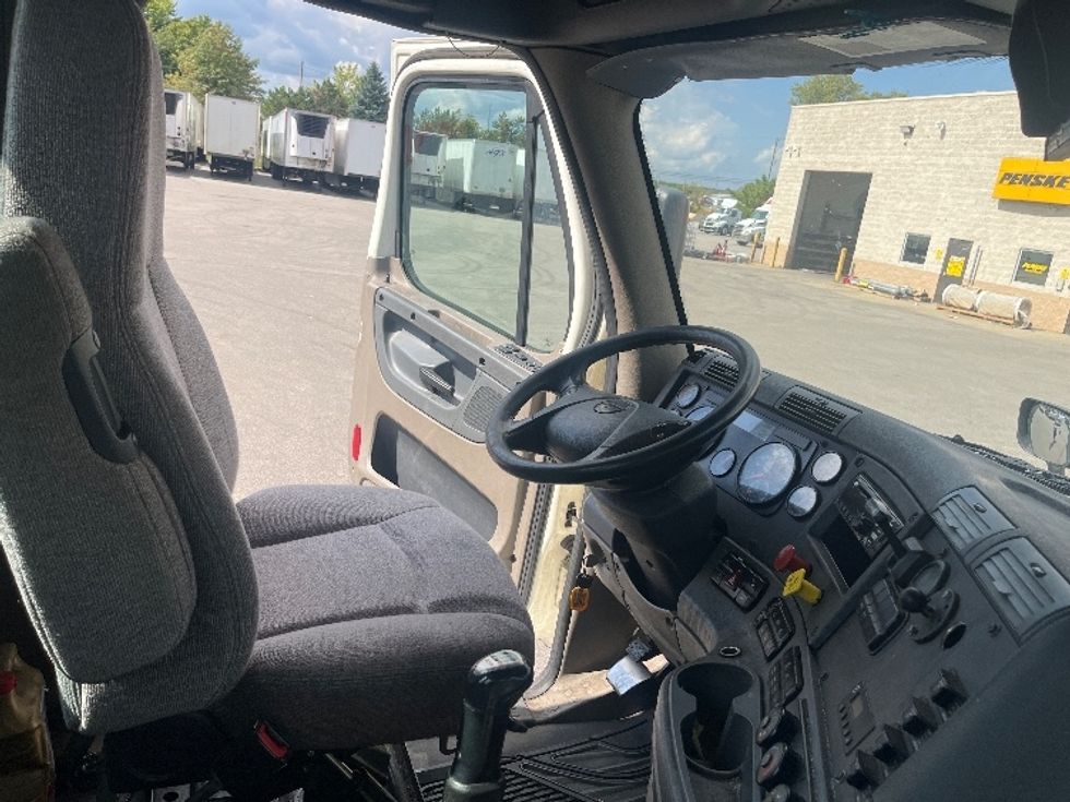 Day Cab Tractor-Heavy Duty Tractors-Freightliner-2019-Cascadia 12564ST-Middlefield-OH-565,537\n\t\tmiles-$ 24,250 - Image 14