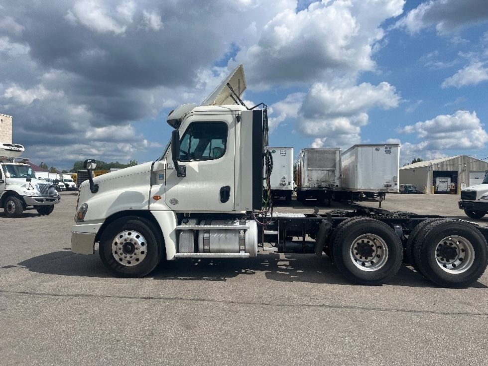 Day Cab Tractor-Heavy Duty Tractors-Freightliner-2019-Cascadia 12564ST-Middlefield-OH-565,537\n\t\tmiles-$ 24,250 - Image 4