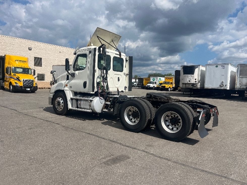Day Cab Tractor-Heavy Duty Tractors-Freightliner-2019-Cascadia 12564ST-Middlefield-OH-565,537\n\t\tmiles-$ 24,250 - Image 5