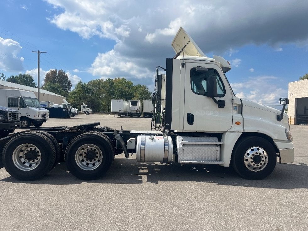 Day Cab Tractor-Heavy Duty Tractors-Freightliner-2019-Cascadia 12564ST-Middlefield-OH-565,537\n\t\tmiles-$ 24,250 - Image 8