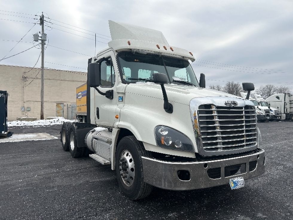 Day Cab Tractor-Heavy Duty Tractors-Freightliner-2019-Cascadia 12564ST-Middlefield-OH-573,780\n\t\tmiles-$ 24,250 - Image 1