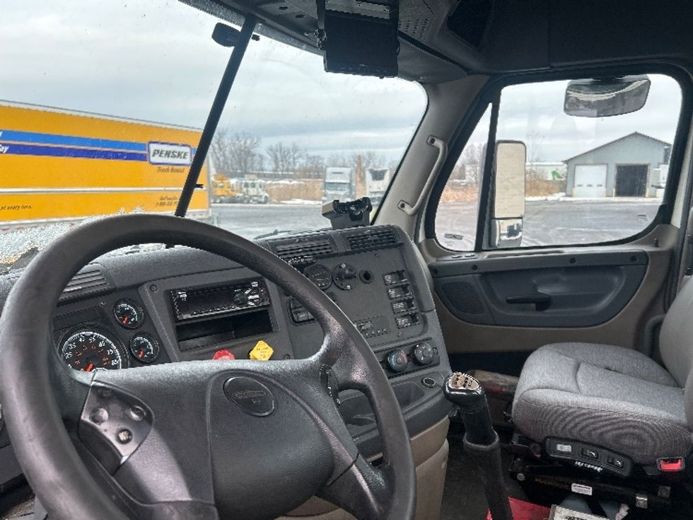 Day Cab Tractor-Heavy Duty Tractors-Freightliner-2019-Cascadia 12564ST-Middlefield-OH-573,780\n\t\tmiles-$ 24,250 - Image 10