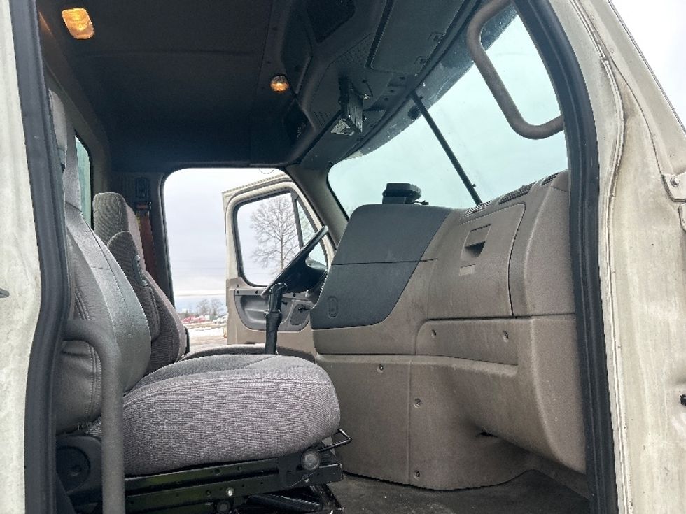 Day Cab Tractor-Heavy Duty Tractors-Freightliner-2019-Cascadia 12564ST-Middlefield-OH-573,780\n\t\tmiles-$ 24,250 - Image 12