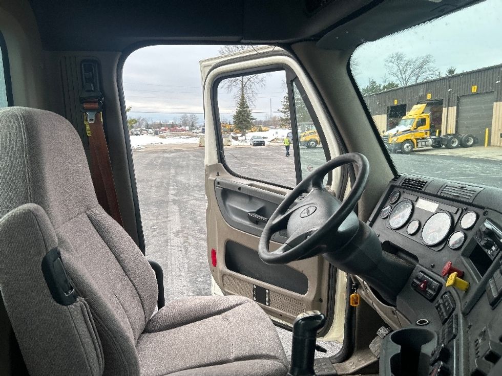 Day Cab Tractor-Heavy Duty Tractors-Freightliner-2019-Cascadia 12564ST-Middlefield-OH-573,780\n\t\tmiles-$ 24,250 - Image 14