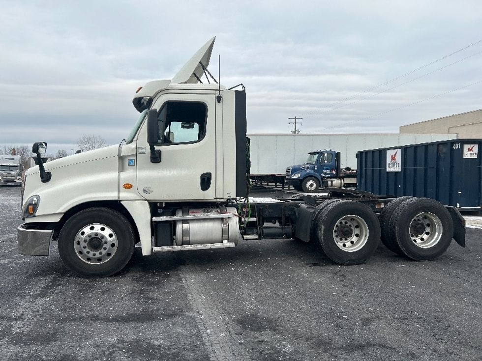 Day Cab Tractor-Heavy Duty Tractors-Freightliner-2019-Cascadia 12564ST-Middlefield-OH-573,780\n\t\tmiles-$ 24,250 - Image 4