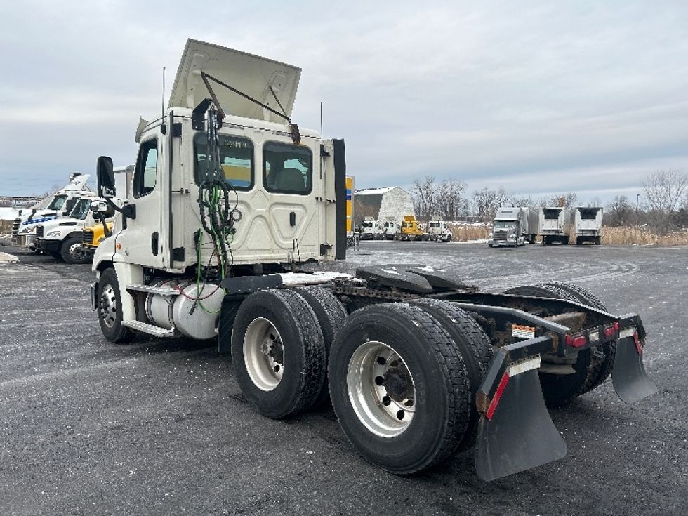 Day Cab Tractor-Heavy Duty Tractors-Freightliner-2019-Cascadia 12564ST-Middlefield-OH-573,780\n\t\tmiles-$ 24,250 - Image 5