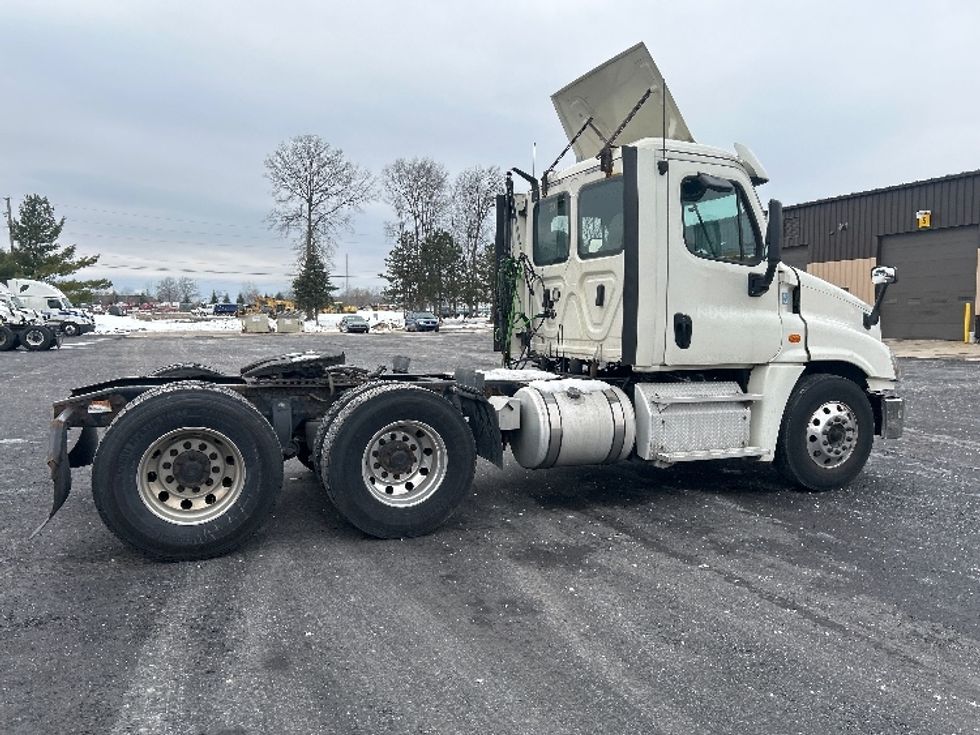 Day Cab Tractor-Heavy Duty Tractors-Freightliner-2019-Cascadia 12564ST-Middlefield-OH-573,780\n\t\tmiles-$ 24,250 - Image 8