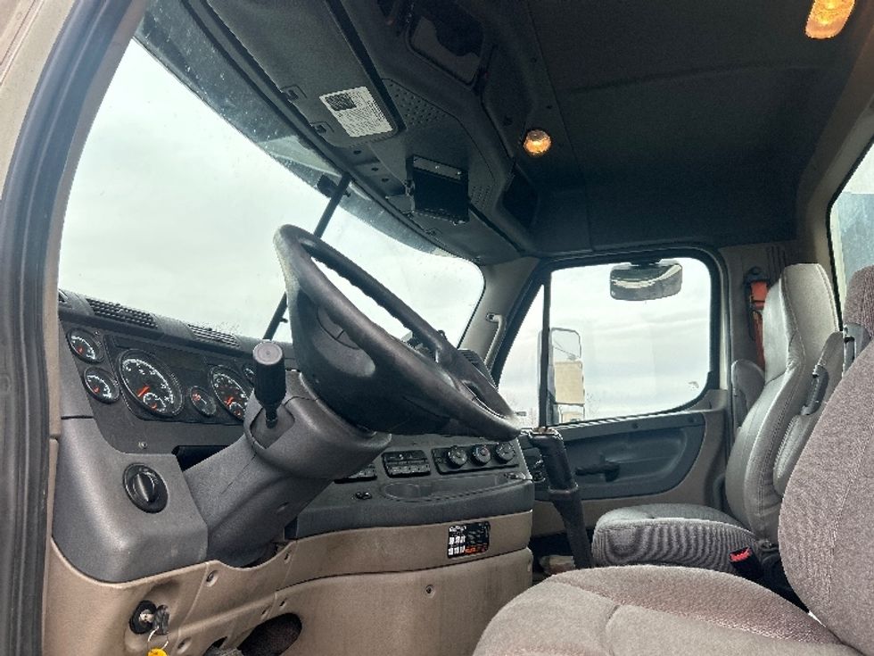 Day Cab Tractor-Heavy Duty Tractors-Freightliner-2019-Cascadia 12564ST-Middlefield-OH-573,780\n\t\tmiles-$ 24,250 - Image 9
