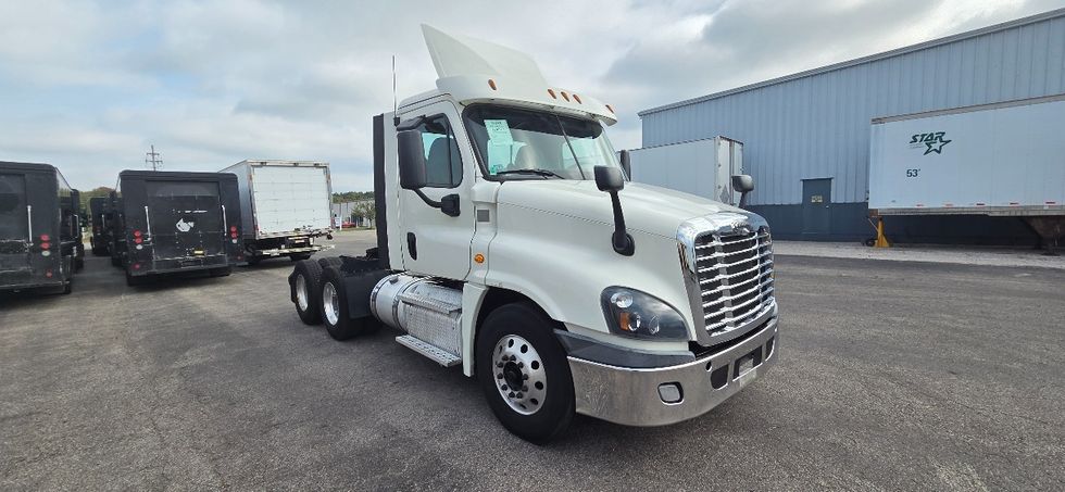 Day Cab Tractor-Heavy Duty Tractors-Freightliner-2019-Cascadia 12564ST-Middlefield-OH-612,460\n\t\tmiles-$ 24,250 - Image 1