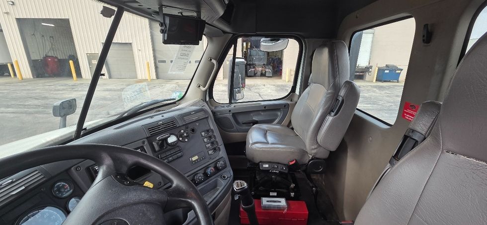 Day Cab Tractor-Heavy Duty Tractors-Freightliner-2019-Cascadia 12564ST-Middlefield-OH-612,460\n\t\tmiles-$ 24,250 - Image 10