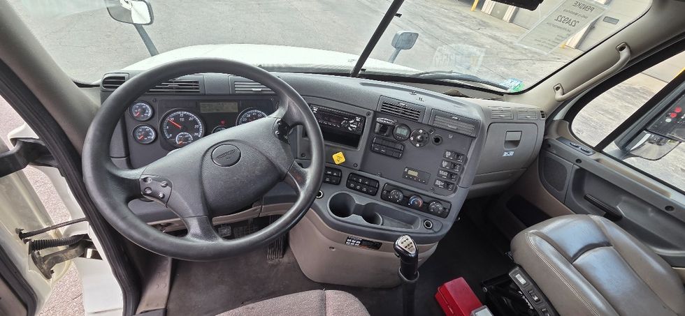 Day Cab Tractor-Heavy Duty Tractors-Freightliner-2019-Cascadia 12564ST-Middlefield-OH-612,460\n\t\tmiles-$ 24,250 - Image 11