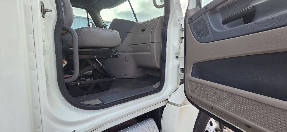 Day Cab Tractor-Heavy Duty Tractors-Freightliner-2019-Cascadia 12564ST-Middlefield-OH-612,460\n\t\tmiles-$ 24,250 - Image 12