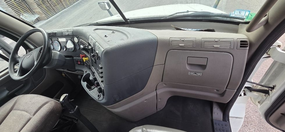 Day Cab Tractor-Heavy Duty Tractors-Freightliner-2019-Cascadia 12564ST-Middlefield-OH-612,460\n\t\tmiles-$ 24,250 - Image 13