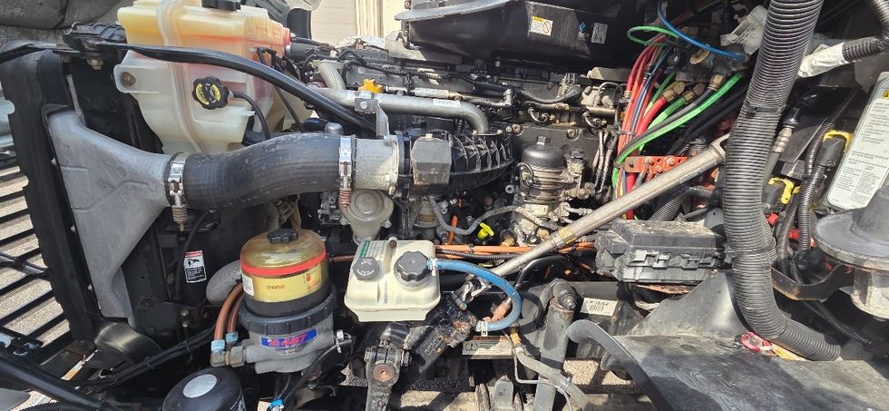 Day Cab Tractor-Heavy Duty Tractors-Freightliner-2019-Cascadia 12564ST-Middlefield-OH-612,460\n\t\tmiles-$ 24,250 - Image 16