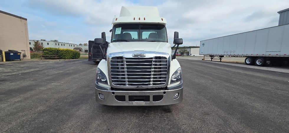 Day Cab Tractor-Heavy Duty Tractors-Freightliner-2019-Cascadia 12564ST-Middlefield-OH-612,460\n\t\tmiles-$ 24,250 - Image 2