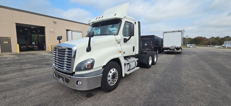 Day Cab Tractor-Heavy Duty Tractors-Freightliner-2019-Cascadia 12564ST-Middlefield-OH-612,460\n\t\tmiles-$ 24,250 - Image 3