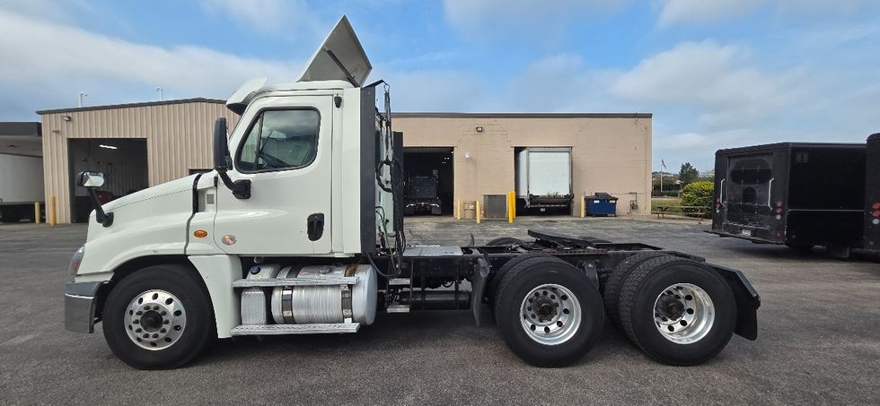Day Cab Tractor-Heavy Duty Tractors-Freightliner-2019-Cascadia 12564ST-Middlefield-OH-612,460\n\t\tmiles-$ 24,250 - Image 4