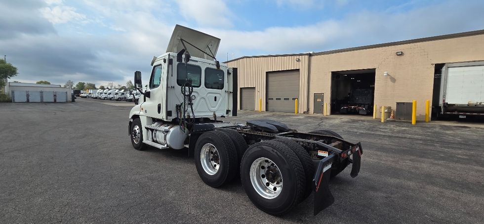 Day Cab Tractor-Heavy Duty Tractors-Freightliner-2019-Cascadia 12564ST-Middlefield-OH-612,460\n\t\tmiles-$ 24,250 - Image 5