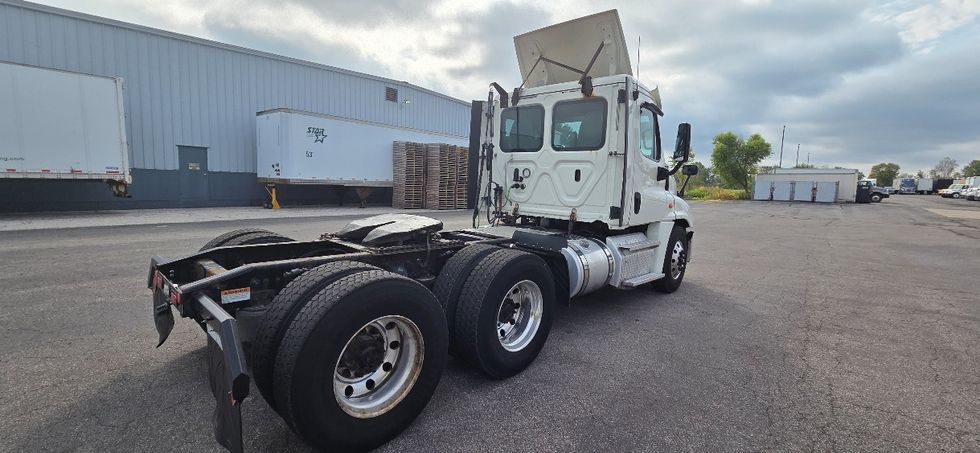 Day Cab Tractor-Heavy Duty Tractors-Freightliner-2019-Cascadia 12564ST-Middlefield-OH-612,460\n\t\tmiles-$ 24,250 - Image 7