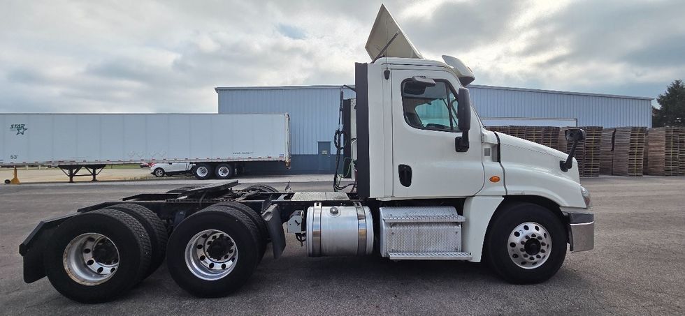 Day Cab Tractor-Heavy Duty Tractors-Freightliner-2019-Cascadia 12564ST-Middlefield-OH-612,460\n\t\tmiles-$ 24,250 - Image 8