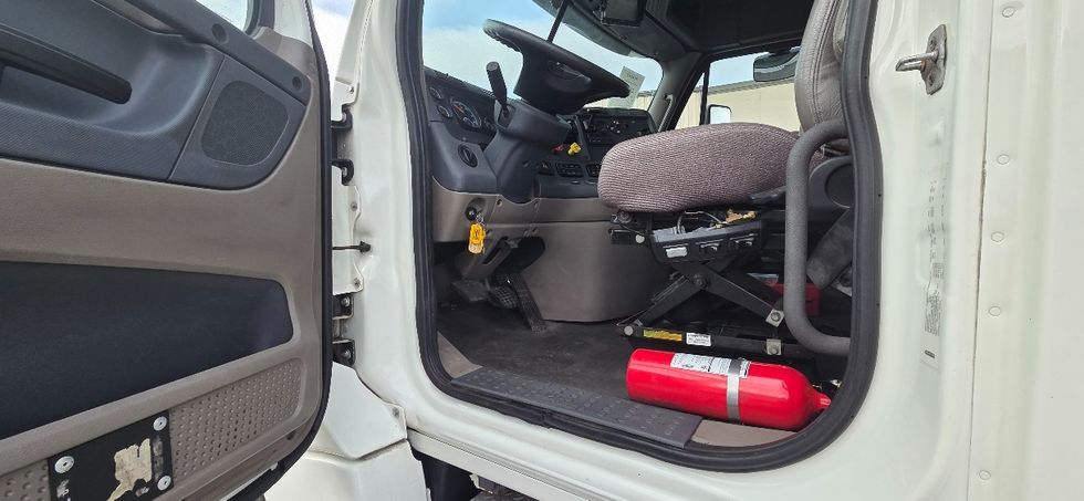 Day Cab Tractor-Heavy Duty Tractors-Freightliner-2019-Cascadia 12564ST-Middlefield-OH-612,460\n\t\tmiles-$ 24,250 - Image 9